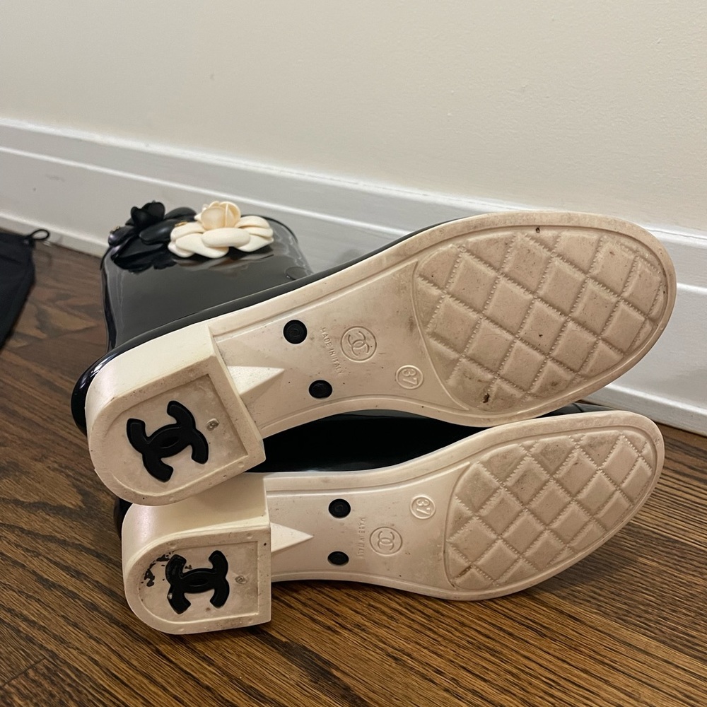 CHANEL Black Rain Boots with Cream Camellia Accent - Picture 5 of 10